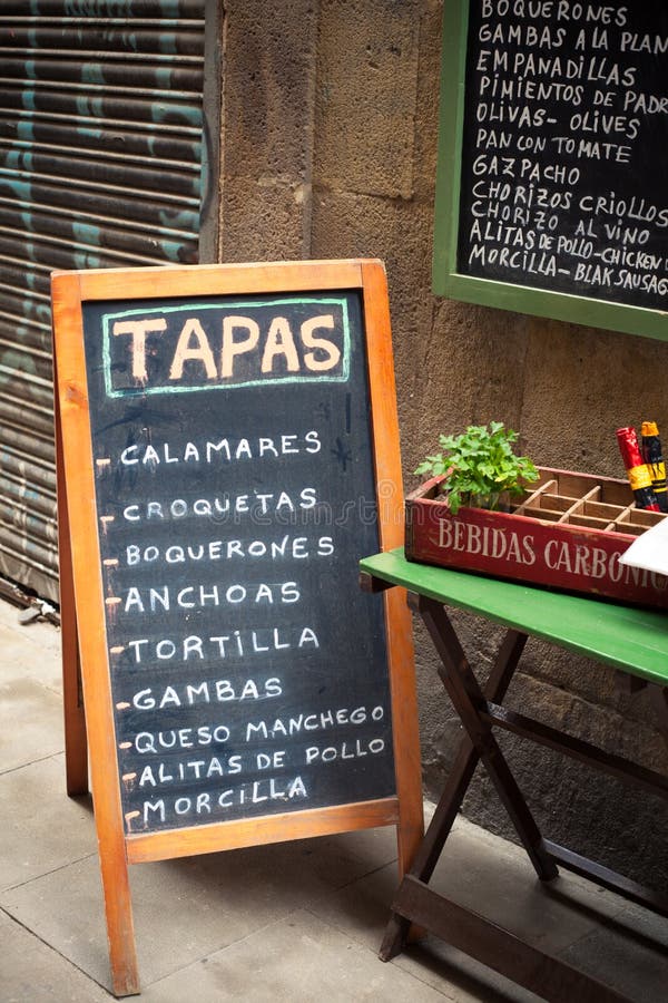 Tapas bommar för i den gotiska fjärdedelen Barcelona arkivbild Tapas bommar för i den gotiska fjärdedelen Barcelona arkivbild