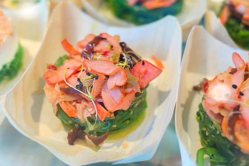 Tapas espanhóis tradicionais com o marisco fresco servido calamar delicioso no †pequeno do copo “com salada posta de conserva d foto de stock royalty free Tapas espanhóis tradicionais com o marisco fresco servido calamar delicioso no †pequeno do copo “com salada posta de conserva d foto de stock royalty free