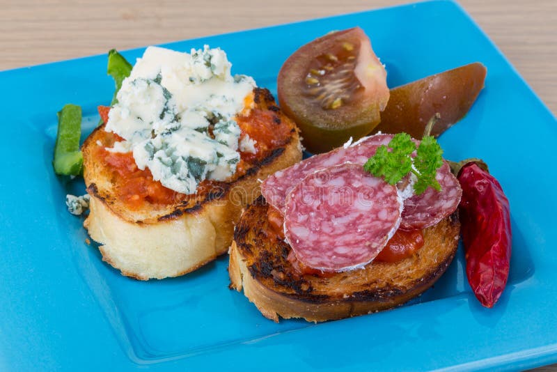 Tapas Med Ost, Salami Och Laxen Arkivfoto Bild av tomat, spanjor