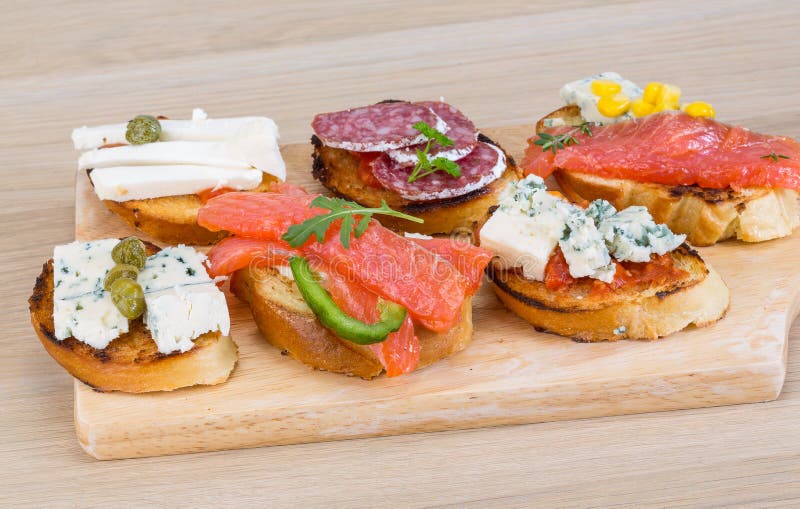 Tapas Med Ost, Salami Och Laxen Arkivfoto Bild av tomat, spanjor