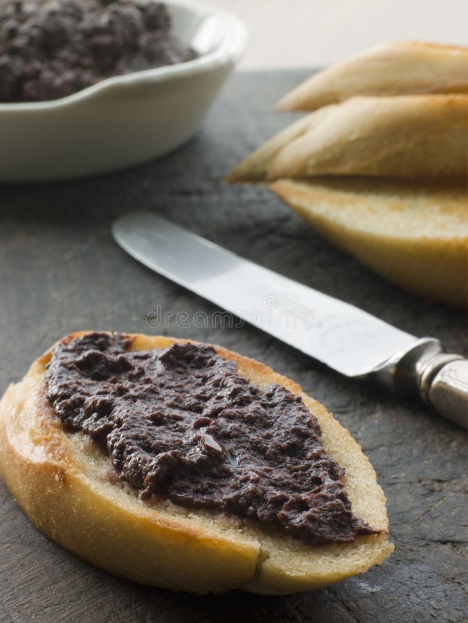 Tapenade Da Azeitona Preta Com Baguette Brindado Foto de Stock Imagem de preto, povos 5624568