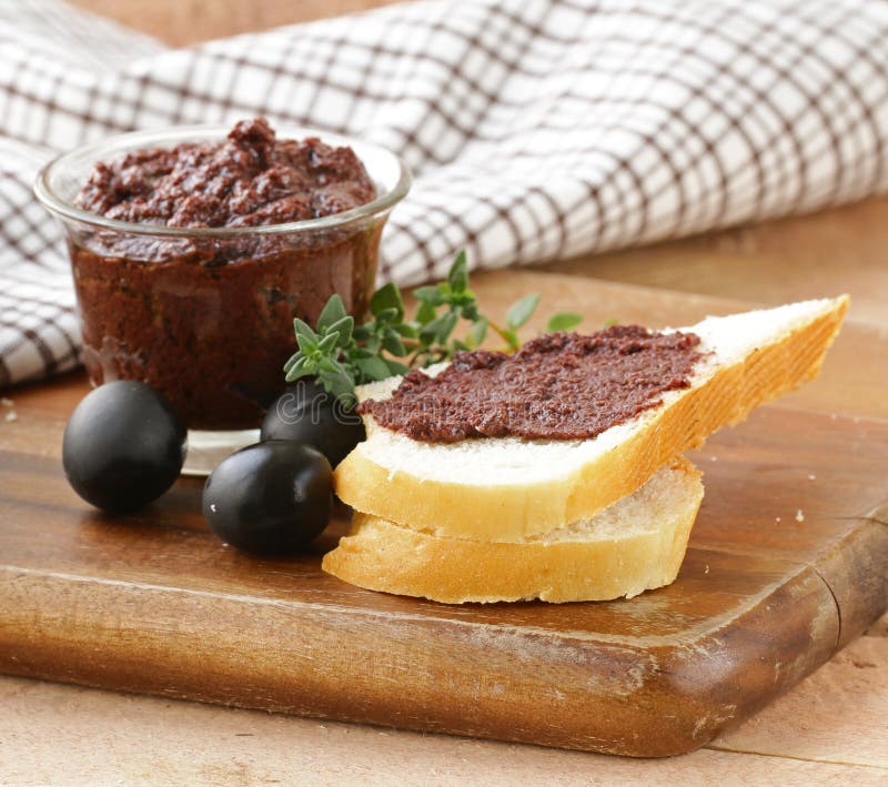 Tapenade Verdeoliva De Azeitonas Pretas Com Ervas Foto de Stock Imagem de mediterrâneo