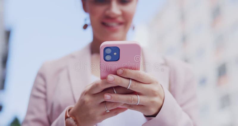 Taper des mains par téléphone et femme heureuse faire défiler et vérifier e-mail ou surfer internet web ou recherche en ligne sur banque de vidéos