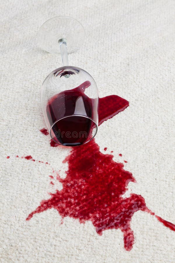 Tapete sujo do vidro de vinho vermelho.