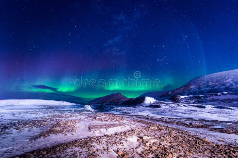 Tapetowa Norway krajobrazu natura góry Spitsbergen Longyearbyen Svalbard budynku śnieżny miasto na biegunowym daynight dowcipie zdjęcie stock Tapetowa Norway krajobrazu natura góry Spitsbergen Longyearbyen Svalbard budynku śnieżny miasto na biegunowym daynight dowcipie zdjęcie stock