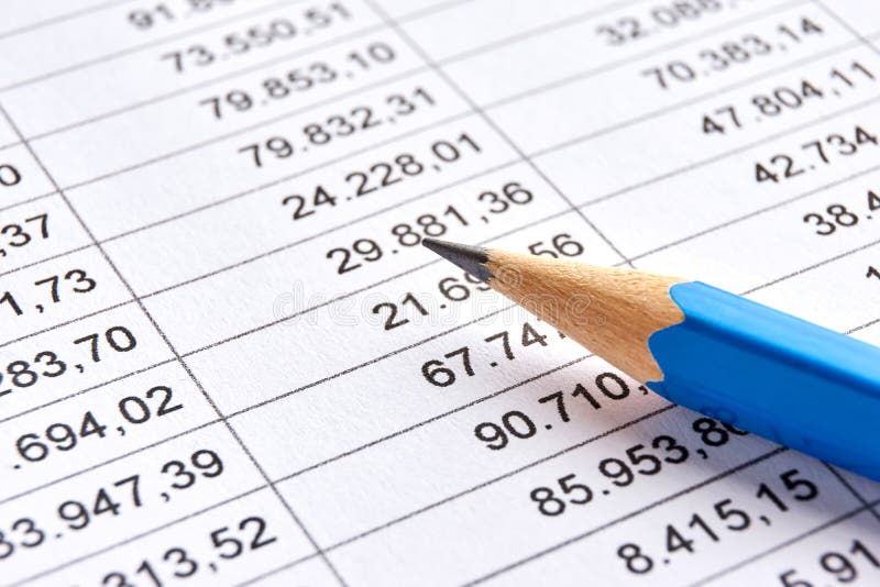 Tapetuje z drukowanymi pieni??nymi dane i b??kitnym o??wkiem zdjęcie stock Tapetuje z drukowanymi pieni??nymi dane i b??kitnym o??wkiem zdjęcie stock