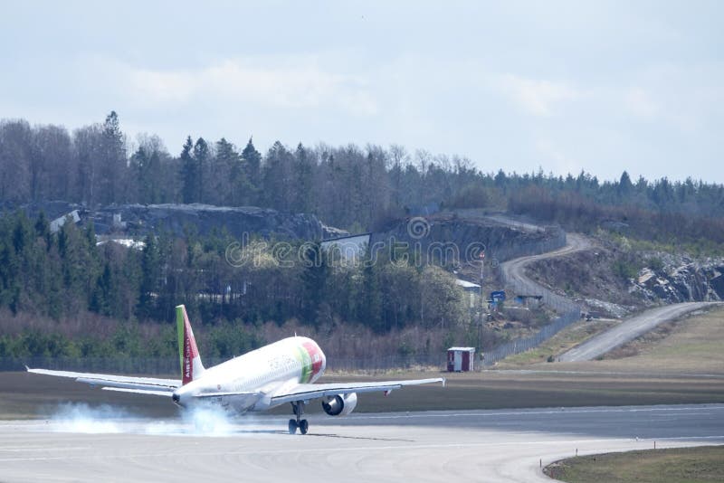 TAPEZ Air Portugal, Airbus A320 - l'atterrissage 251N image stock TAPEZ Air Portugal, Airbus A320 - l'atterrissage 251N image stock