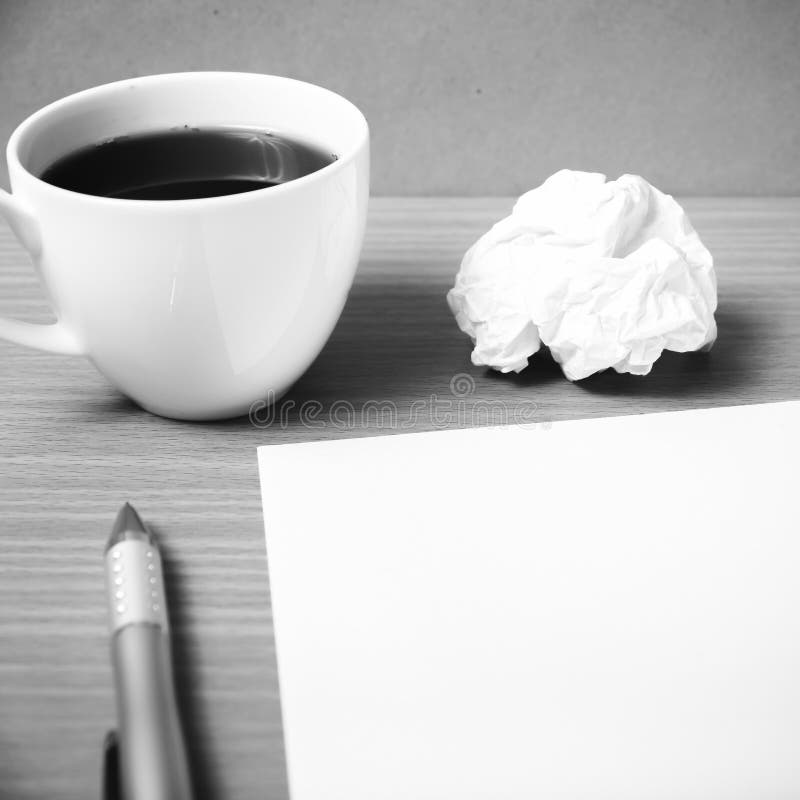 Tapezieren Sie und zerknitterte mit Stift und Kaffeetasseschwarzweiss-Farbe lizenzfreies stockfoto Tapezieren Sie und zerknitterte mit Stift und Kaffeetasseschwarzweiss-Farbe lizenzfreies stockfoto