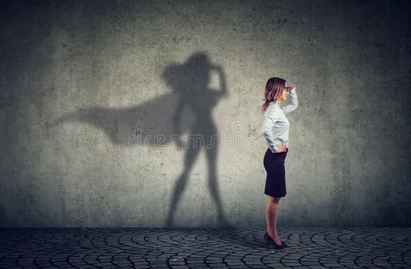 Tapfere Geschäftsfrau, die als Superheld aufwirft lizenzfreies stockfoto