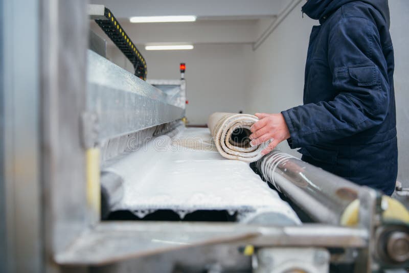 Le Nettoyage De Travailleurs D'hommes Obtiennent Le Tapis D'une Machine à Laver  Automatique Et Le Portent Dans Le Dessiccateur De Photo stock - Image du  obtenez, hommes: 75023396