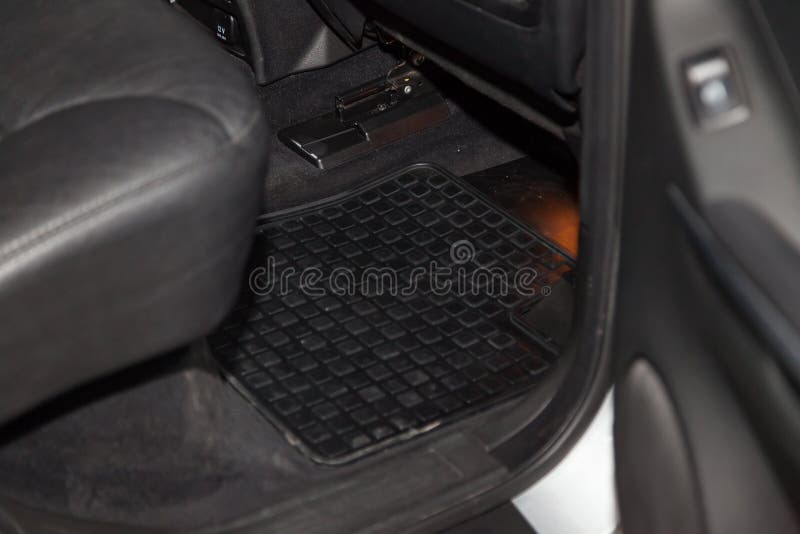 https://thumbs.dreamstime.com/b/tapis-de-sol-propres-voiture-du-caoutchouc-noir-sous-le-si%C3%A8ge-passager-arri%C3%A8re-dans-l-atelier-pour-nettoyage-%C3%A0-sec-d%C3%A9taillant-170050001.jpg