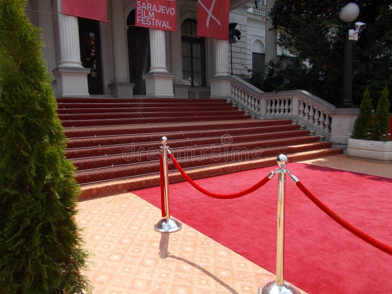 Tapis rouge devant le théâtre national pendant le 24ème festival de film de Sarajevo photos libres de droits Tapis rouge devant le théâtre national pendant le 24ème festival de film de Sarajevo photos libres de droits