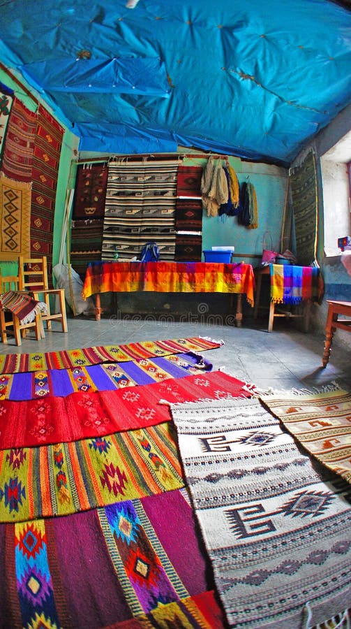 Tappeti locali delle coperte di una vendita del deposito nella città di Valle del di Teotitlan, Oaxaca, Messico immagine stock libera da diritti Tappeti locali delle coperte di una vendita del deposito nella città di Valle del di Teotitlan, Oaxaca, Messico immagine stock libera da diritti