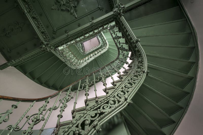 Tappning grön spiral trappuppgång royaltyfri foto