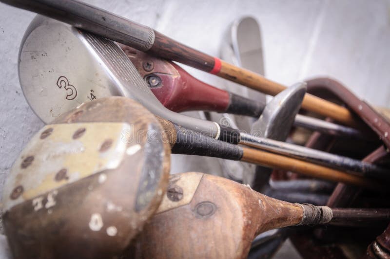 Tappning slitna ut golfklubbar arkivbild Tappning slitna ut golfklubbar arkivbild