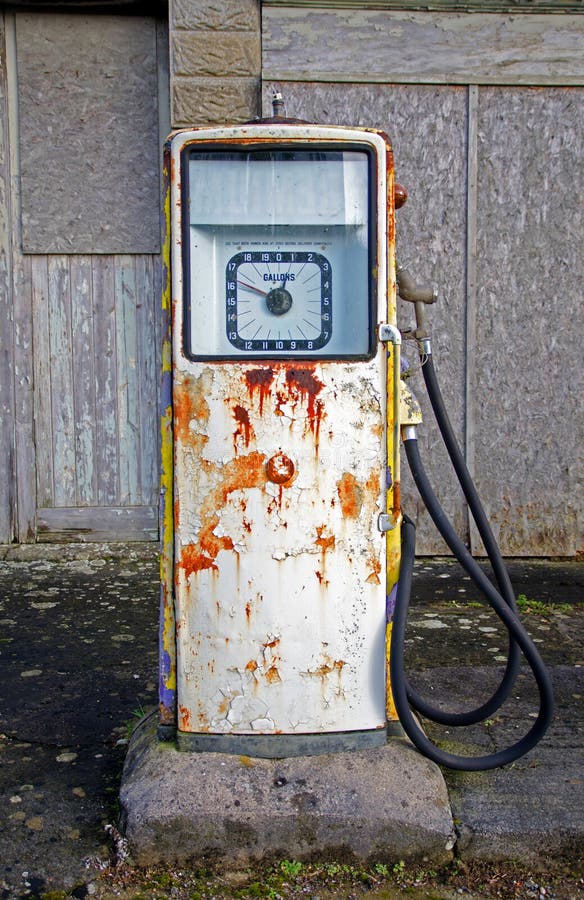 Tappningbensinpump royaltyfri bild Tappningbensinpump royaltyfri bild