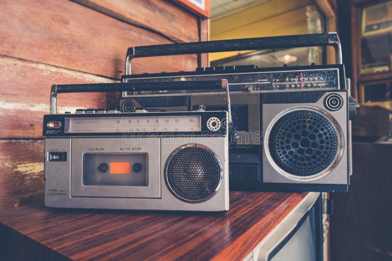 Tappningbildstil på antik elektrisk retr för radiobandkassett royaltyfria foton Tappningbildstil på antik elektrisk retr för radiobandkassett royaltyfria foton