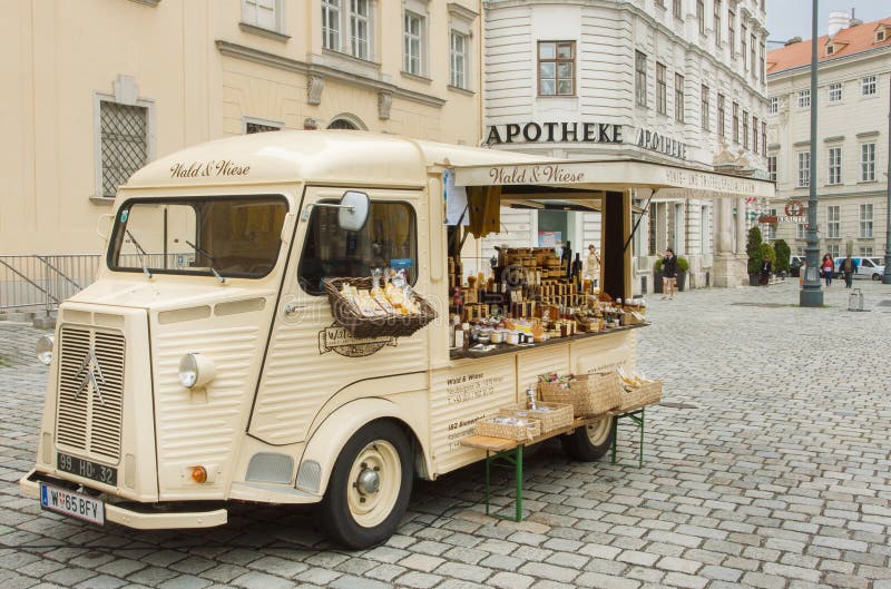 Tappningbilen med affärsmannen ställer ut, för mat och för skönhetsmedel till salu utomhus- royaltyfri fotografi Tappningbilen med affärsmannen ställer ut, för mat och för skönhetsmedel till salu utomhus- royaltyfri fotografi