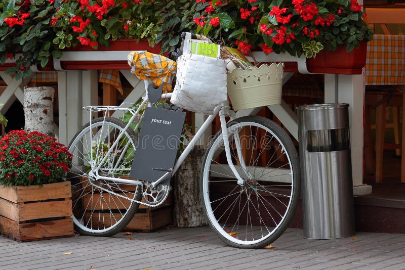 Tappningcykel med korgen arkivfoto Tappningcykel med korgen arkivfoto