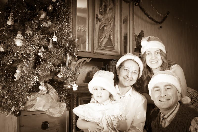 Tappningfoto av den lyckliga familjen på jultid fotografering för bildbyråer Tappningfoto av den lyckliga familjen på jultid fotografering för bildbyråer