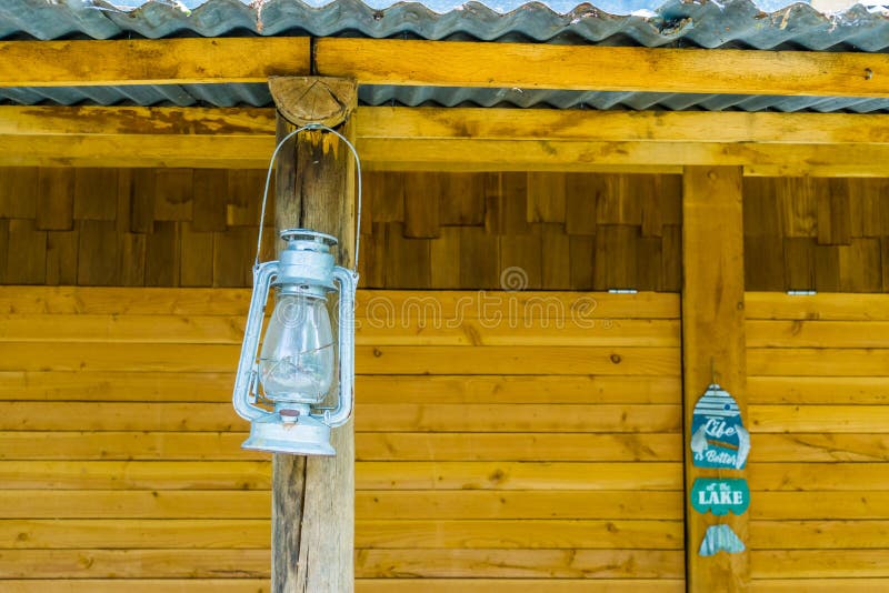 Tappninggruvarbetarelykta som hänger på en strandkoja, nostalgisk belysning arkivfoto Tappninggruvarbetarelykta som hänger på en strandkoja, nostalgisk belysning arkivfoto