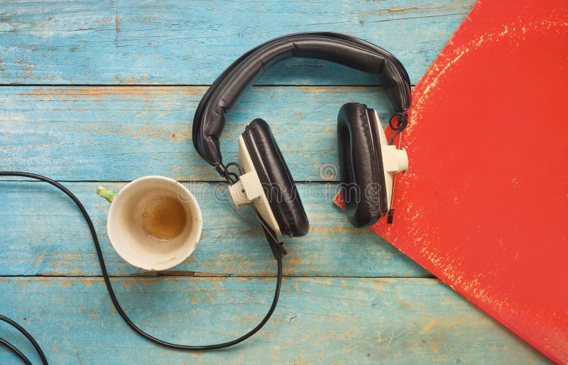 Tappningheadphone, vinylrekord, kopp kaffe som lyssnar till musik, åtlöje upp, utrymme för fri kopia royaltyfria foton