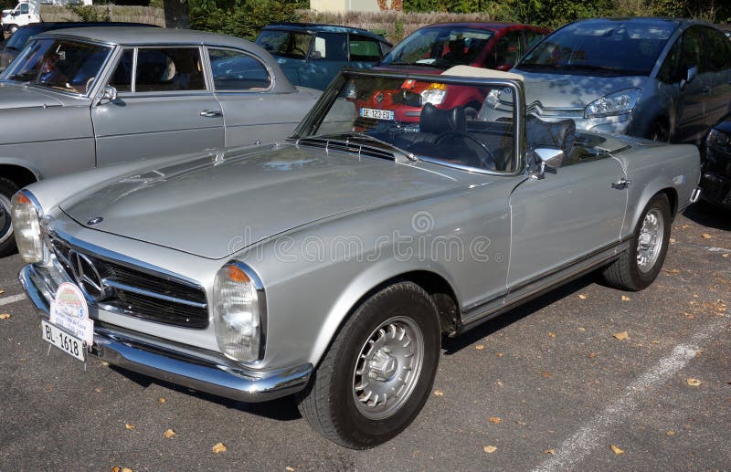 Tappningsilver Mercedes Convertible royaltyfria bilder