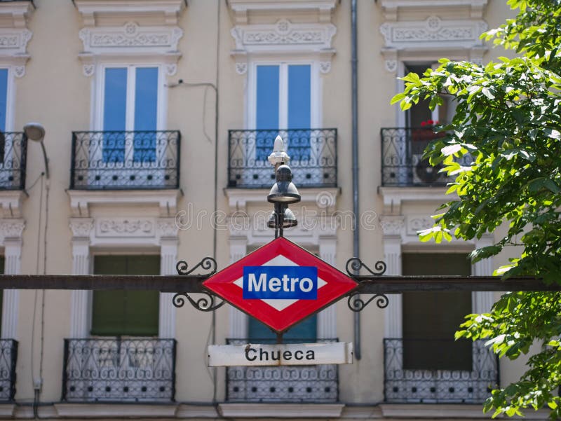 Tappningtunnelbanatecken på den Chueca stationen, Madrid, Spanien royaltyfria foton Tappningtunnelbanatecken på den Chueca stationen, Madrid, Spanien royaltyfria foton