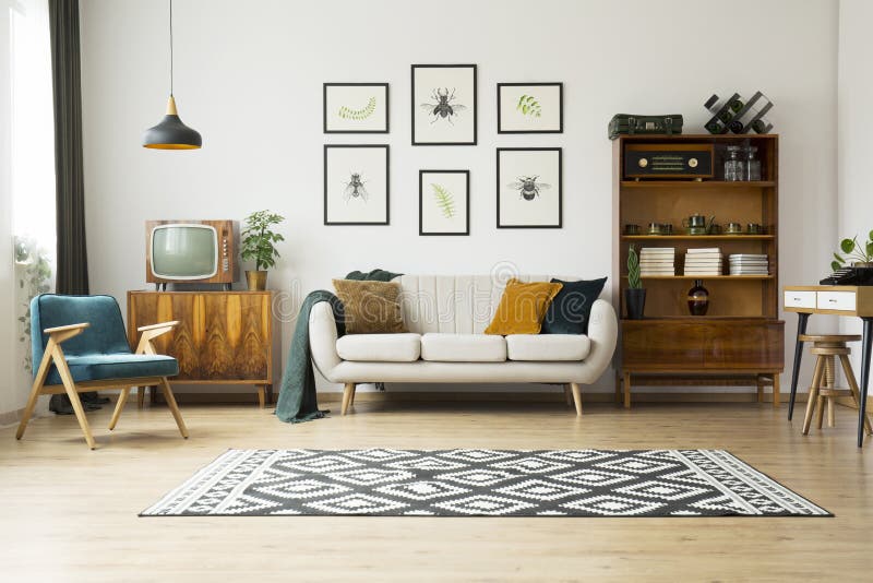 Tappningtv bredvid soffan royaltyfria foton Tappningtv bredvid soffan royaltyfria foton