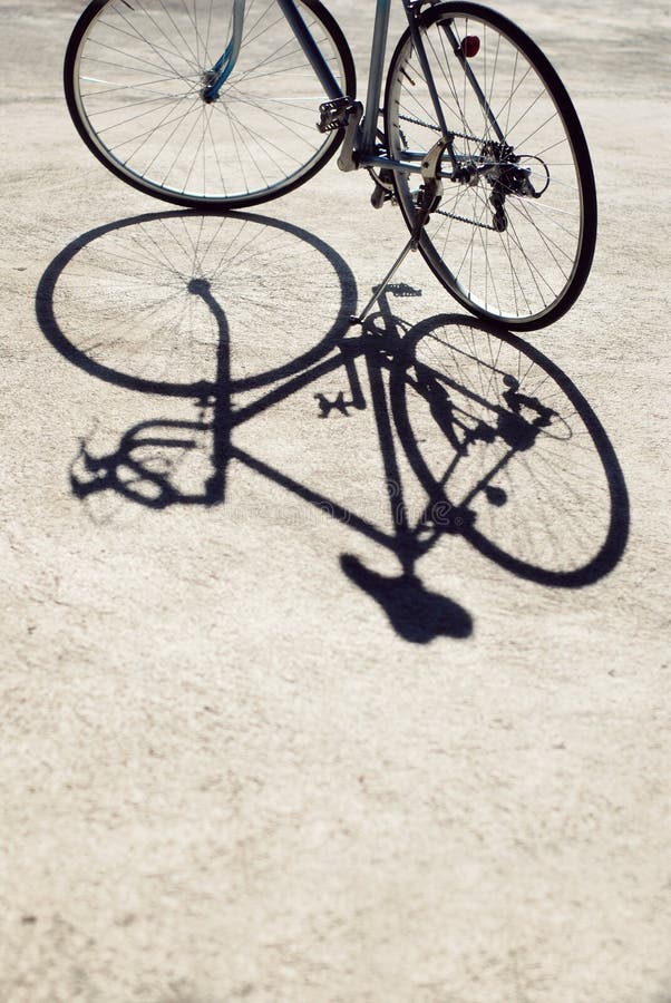 Tappningvägcykel och dess skugga arkivbilder Tappningvägcykel och dess skugga arkivbilder