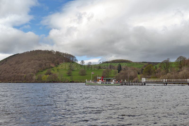Tappningångafartyget namngav den västra skönheten på pir på Ullswater i sjöområdesnationalparken, England, UK royaltyfria foton Tappningångafartyget namngav den västra skönheten på pir på Ullswater i sjöområdesnationalparken, England, UK royaltyfria foton