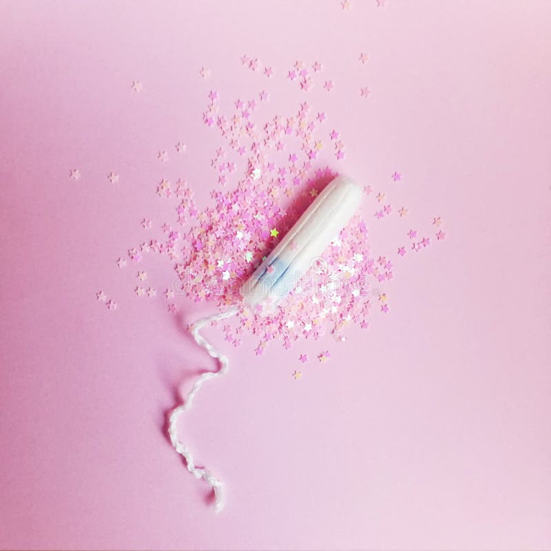 Tapón menstrual de la mujer con brillos rosados Higiene femenina del período fotos de archivo libres de regalías Tapón menstrual de la mujer con brillos rosados Higiene femenina del período fotos de archivo libres de regalías