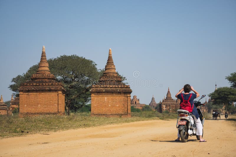 Tar den elektriska cykeln för den turist- ritten bildlandskap av Bagan Historical Pagoda Travel Asia royaltyfri fotografi