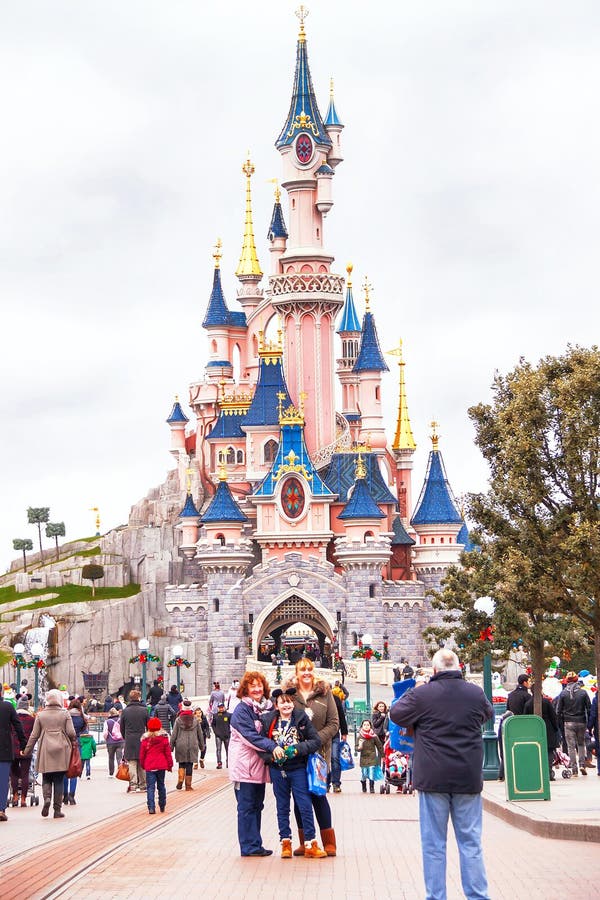 Tar den near slotten för folk i Disneylanden Paris fotoet arkivbild Tar den near slotten för folk i Disneylanden Paris fotoet arkivbild