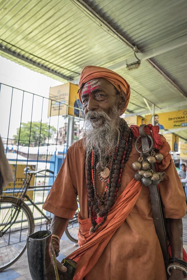 Tarakeswar, Índia - 21 de abril de 2019; Sadhu não identificado sopra concha no Templo Baba Taraknath, um templo hindu dedicado a fotografia de stock royalty free Tarakeswar, Índia - 21 de abril de 2019; Sadhu não identificado sopra concha no Templo Baba Taraknath, um templo hindu dedicado a fotografia de stock royalty free
