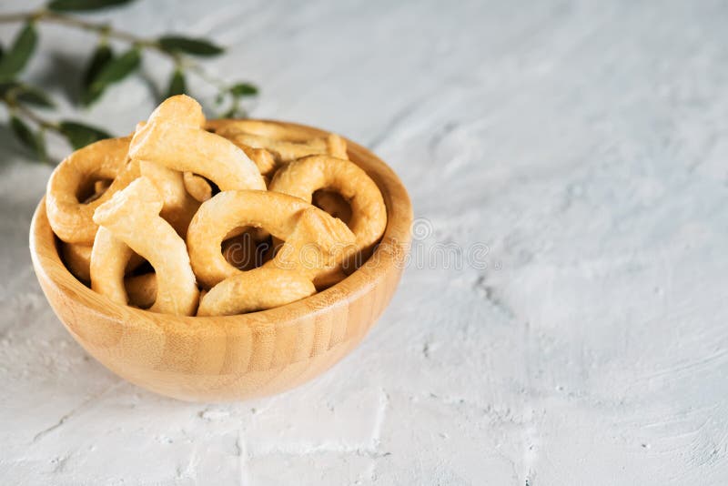 Taralli eller tarallinien är traditionell italiensk mellanmålmat som är typisk av Apulia regional kokkonst, kopieringsutrymme royaltyfri foto Taralli eller tarallinien är traditionell italiensk mellanmålmat som är typisk av Apulia regional kokkonst, kopieringsutrymme royaltyfri foto