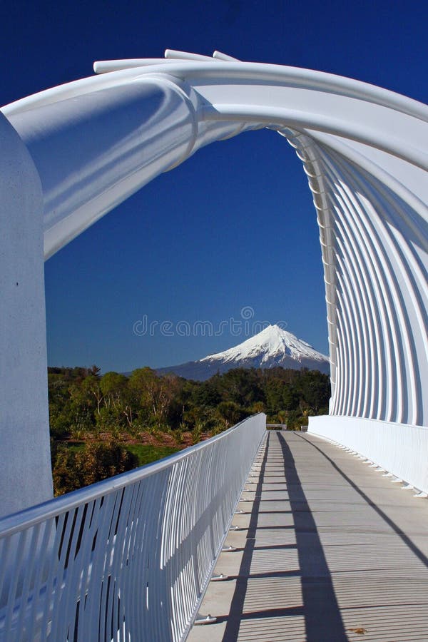 Taranaki ou mont Egmont vu par le pont Rewa Rewa, New Plymouth, Nouvelle-Zélande photos libres de droits Taranaki ou mont Egmont vu par le pont Rewa Rewa, New Plymouth, Nouvelle-Zélande photos libres de droits