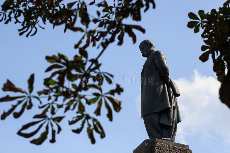 Taras Shevchenko monument i Kaniv, Ukraina Taras Shevchenko var en ukrainsk poet, författaren, konstnär, offentligt och politiskt royaltyfria foton