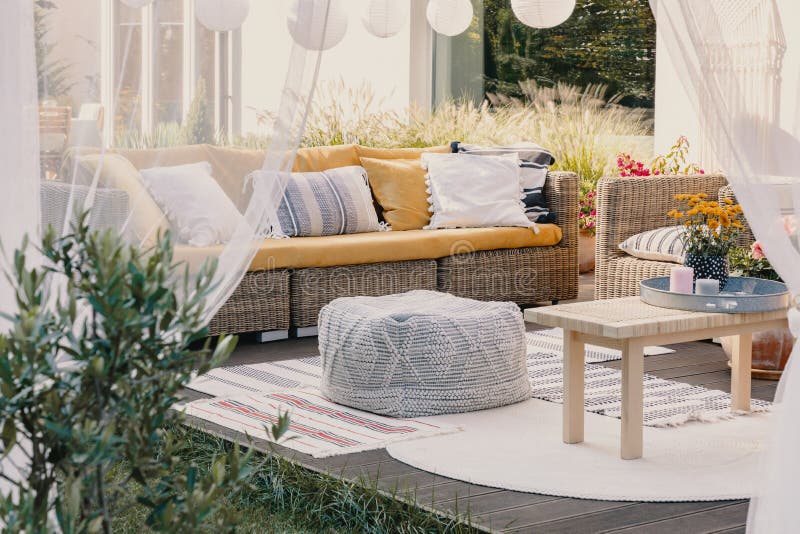 Tarasowy projekta pomysł z rattan ogródu meble setem, wygodnymi poduszki i dywanik, istna fotografia