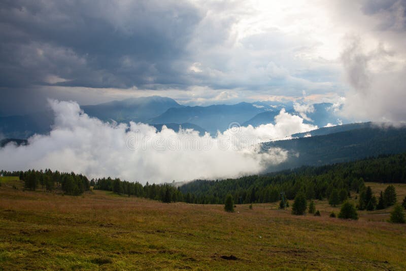 Tarde dramática en Carnic Apls antes de la tormenta, Austria Tiempo y vista inversos de las montañas en Eslovenia