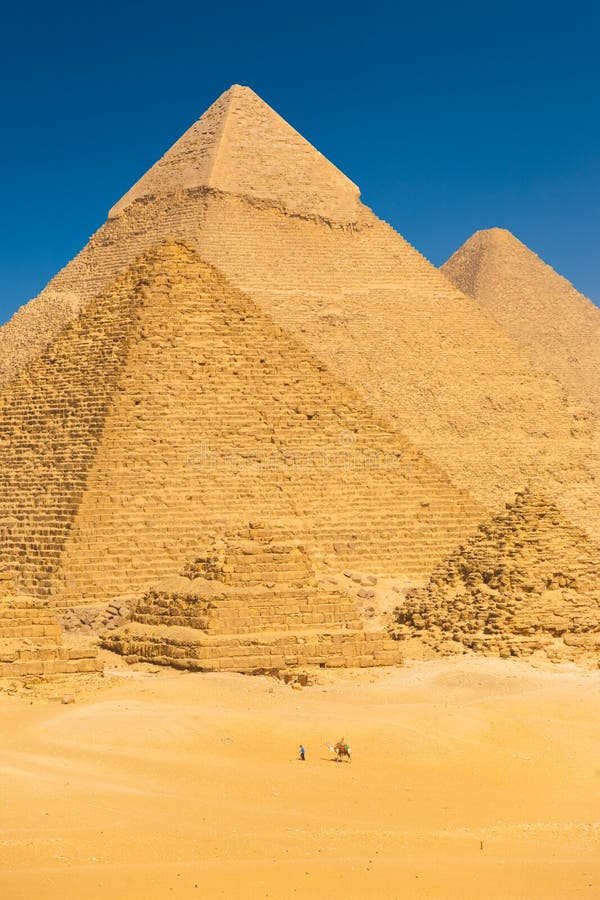 target1252_1_ turysty Egypt podstawowi wielbłądzi ostrosłupy Giza fotografia royalty free target1252_1_ turysty Egypt podstawowi wielbłądzi ostrosłupy Giza fotografia royalty free