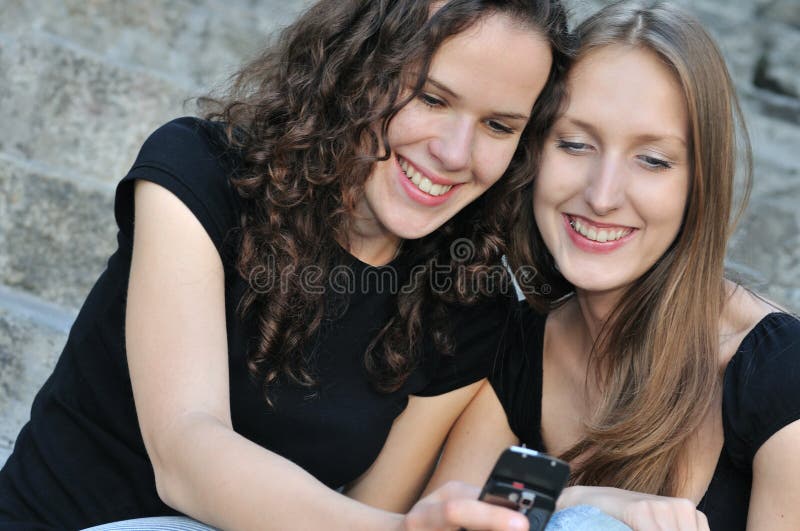 Target2255_0_ dwa przyjaciela telefon komórkowy zdjęcie stock