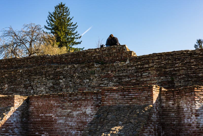 Targoviste Rumänien - 2019 Par som kysser på en tegelstenvägg arkivfoton Targoviste Rumänien - 2019 Par som kysser på en tegelstenvägg arkivfoton