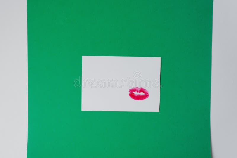 Tarjeta blanca con lápiz labial, lápiz labial sobre papel blanco sobre fondo verde y blanco imagen de archivo libre de regalías Tarjeta blanca con lápiz labial, lápiz labial sobre papel blanco sobre fondo verde y blanco imagen de archivo libre de regalías