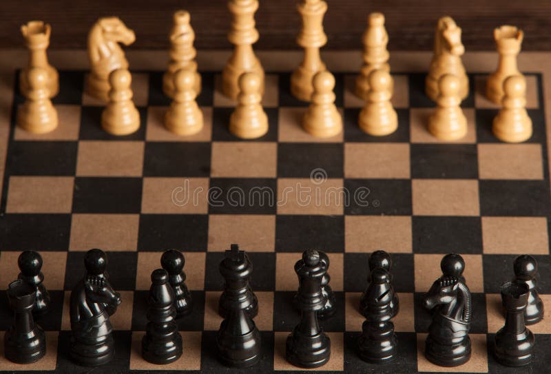 Tarjeta de ajedrez con los pedazos de ajedrez Ajedrez en el fondo oscuro Concepto del éxito de asunto estrategia checkmate imagenes de archivo Tarjeta de ajedrez con los pedazos de ajedrez Ajedrez en el fondo oscuro Concepto del éxito de asunto estrategia checkmate imagenes de archivo