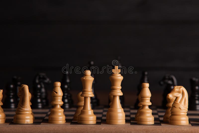 Tarjeta de ajedrez con los pedazos de ajedrez Ajedrez en el fondo oscuro Concepto del éxito de asunto estrategia checkmate imagen de archivo libre de regalías Tarjeta de ajedrez con los pedazos de ajedrez Ajedrez en el fondo oscuro Concepto del éxito de asunto estrategia checkmate imagen de archivo libre de regalías