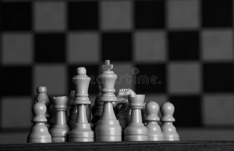 Tarjeta de ajedrez con los pedazos de ajedrez Ajedrez en el fondo oscuro Concepto del éxito de asunto estrategia checkmate imagenes de archivo Tarjeta de ajedrez con los pedazos de ajedrez Ajedrez en el fondo oscuro Concepto del éxito de asunto estrategia checkmate imagenes de archivo