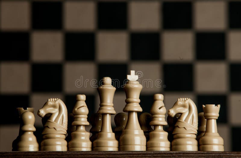 Tarjeta de ajedrez con los pedazos de ajedrez Ajedrez en el fondo oscuro Concepto del éxito de asunto estrategia checkmate foto de archivo libre de regalías Tarjeta de ajedrez con los pedazos de ajedrez Ajedrez en el fondo oscuro Concepto del éxito de asunto estrategia checkmate foto de archivo libre de regalías