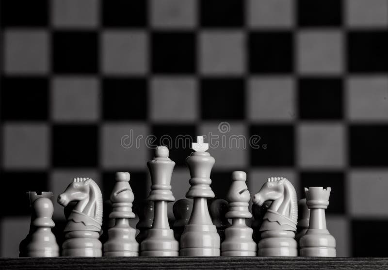 Tarjeta de ajedrez con los pedazos de ajedrez Ajedrez en el fondo oscuro Concepto del éxito de asunto estrategia checkmate imagen de archivo Tarjeta de ajedrez con los pedazos de ajedrez Ajedrez en el fondo oscuro Concepto del éxito de asunto estrategia checkmate imagen de archivo