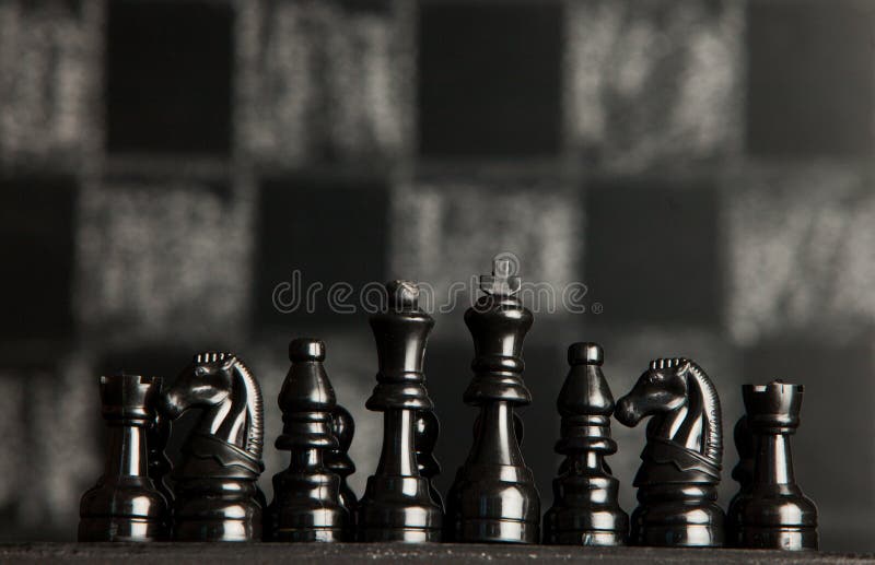 Tarjeta de ajedrez con los pedazos de ajedrez Ajedrez en el fondo oscuro Concepto del éxito de asunto estrategia checkmate foto de archivo libre de regalías Tarjeta de ajedrez con los pedazos de ajedrez Ajedrez en el fondo oscuro Concepto del éxito de asunto estrategia checkmate foto de archivo libre de regalías